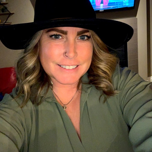 Meet your Posher, Lynn - Picture 1 of 1